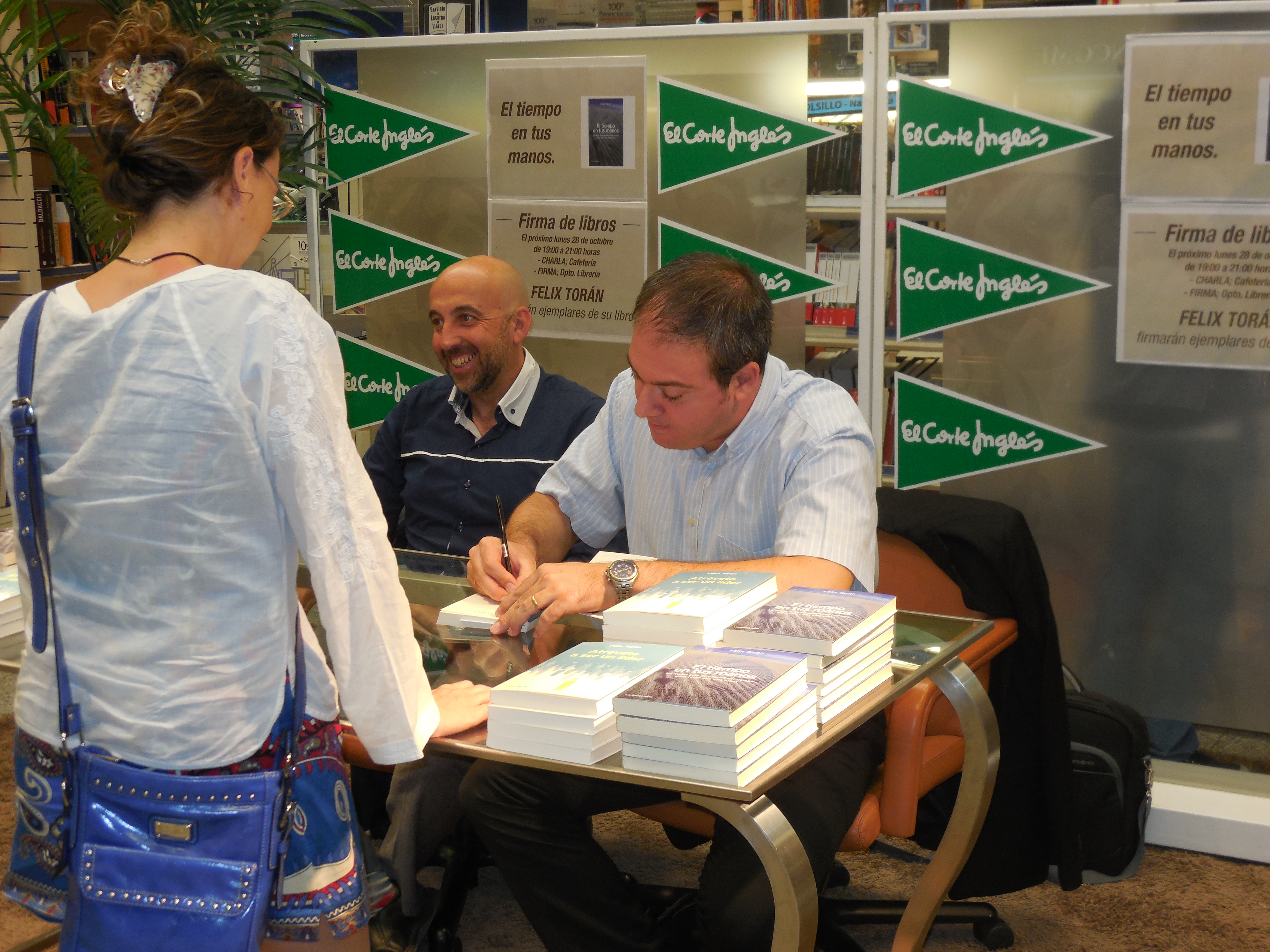 Felix Toran firmando en El Corte Ingles