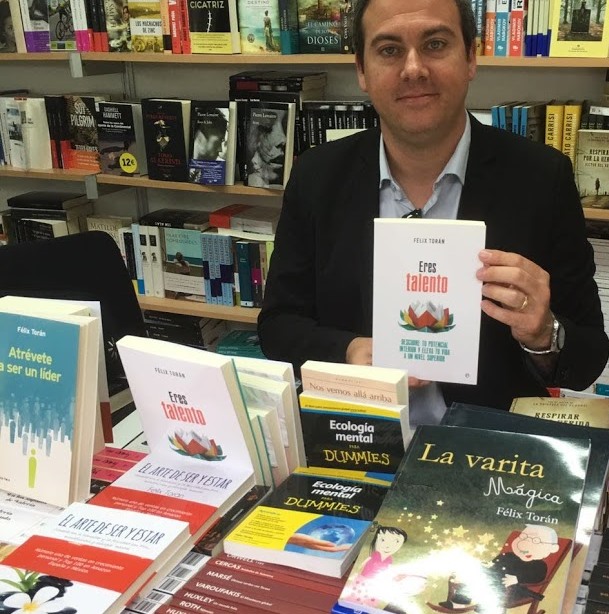 28 DE MAYO DE 2016:  Firma de libros en la Feria del Libro de Madrid